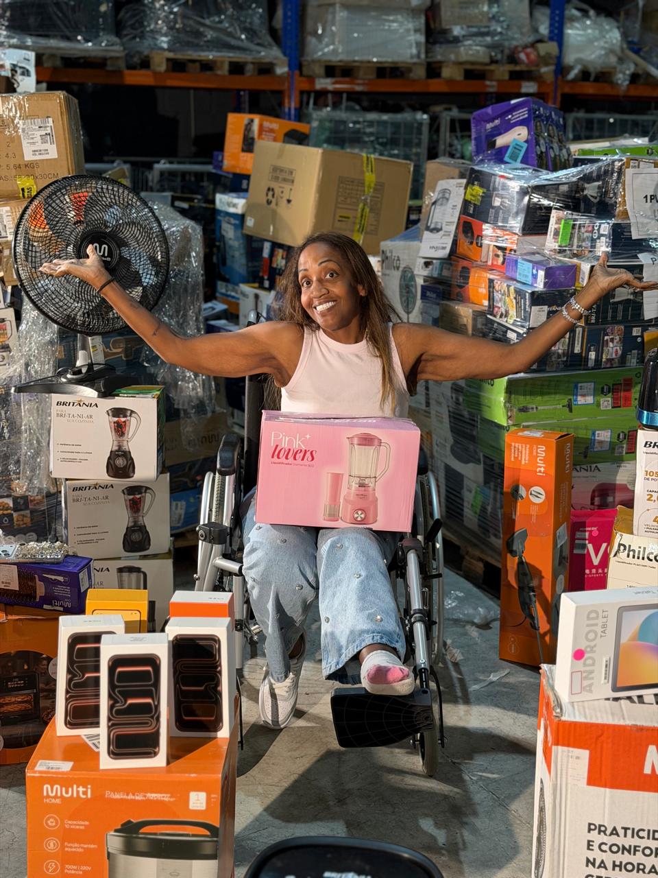 Produtos de beleza, eletrônicos e eletrodomésticos em um galpão